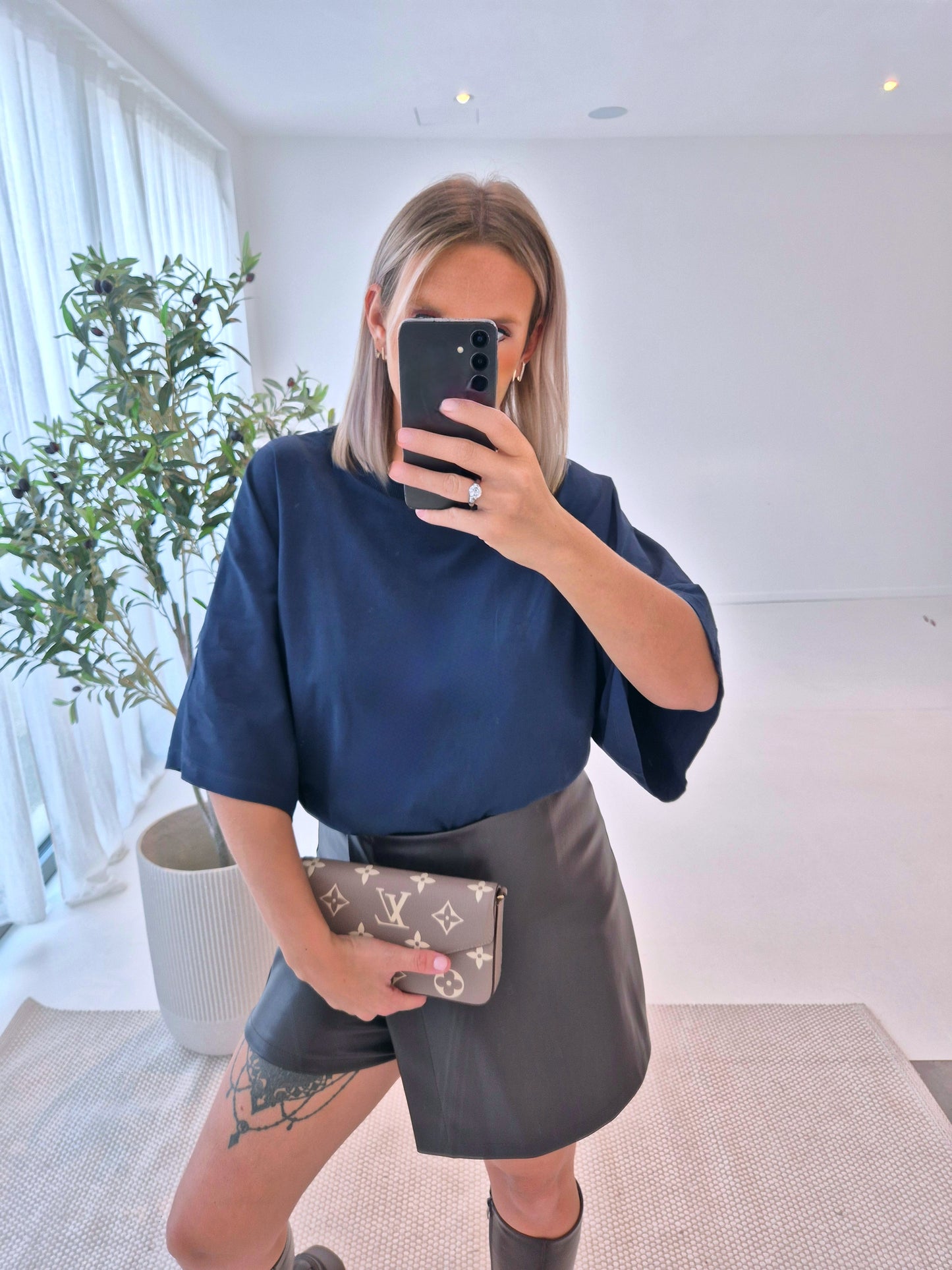 - Noémi Navy Sweatshirt