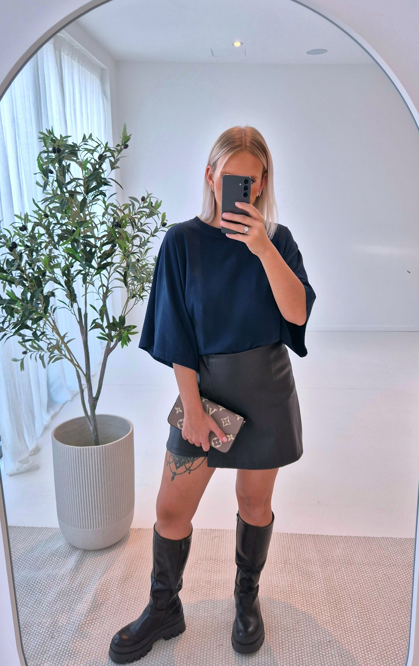 - Noémi Navy Sweatshirt