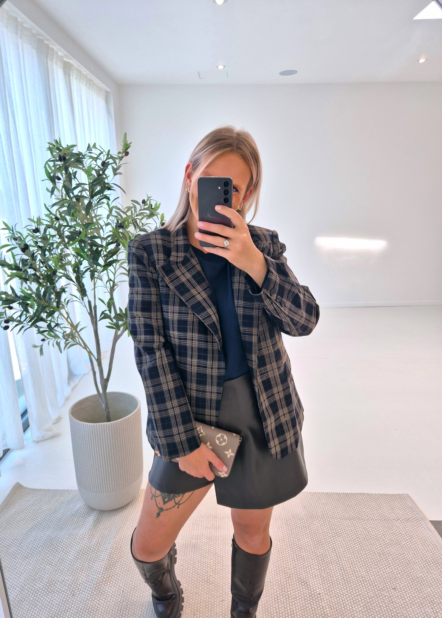 - Noémi Navy Sweatshirt