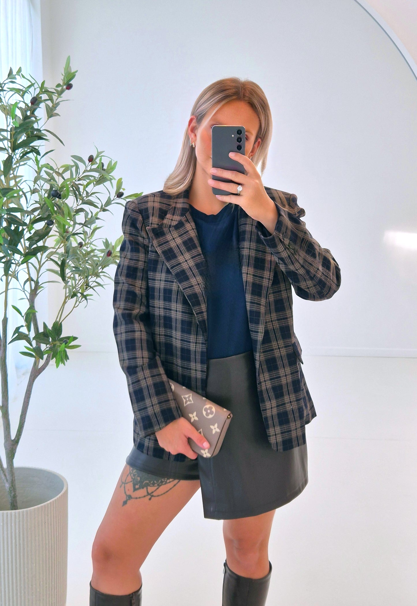 - Noémi Navy Sweatshirt