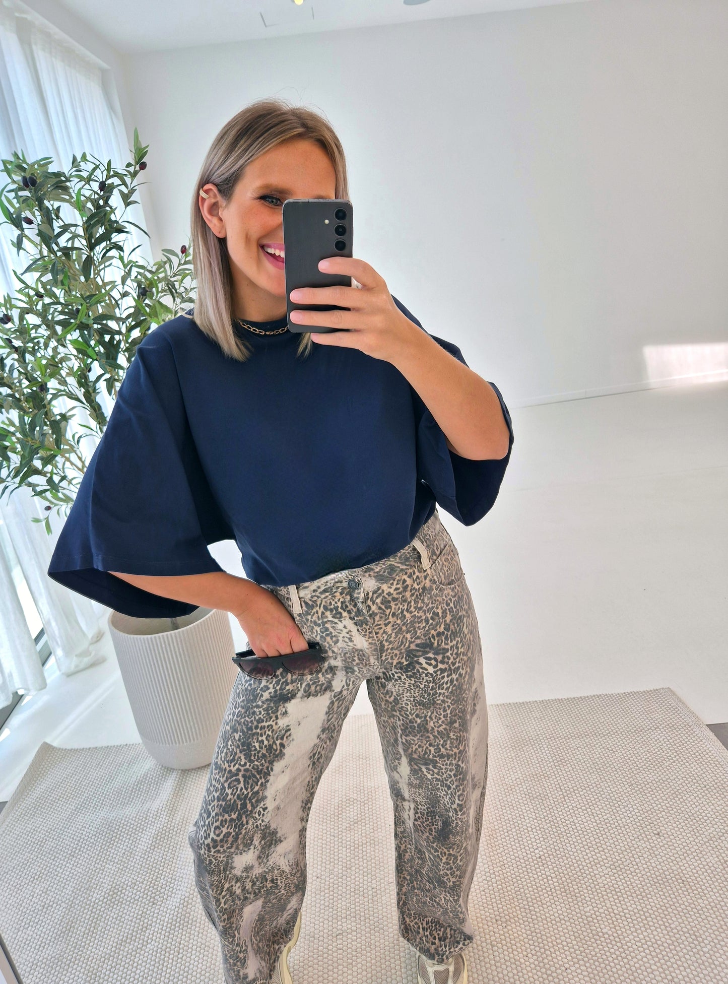 - Noémi Navy Sweatshirt