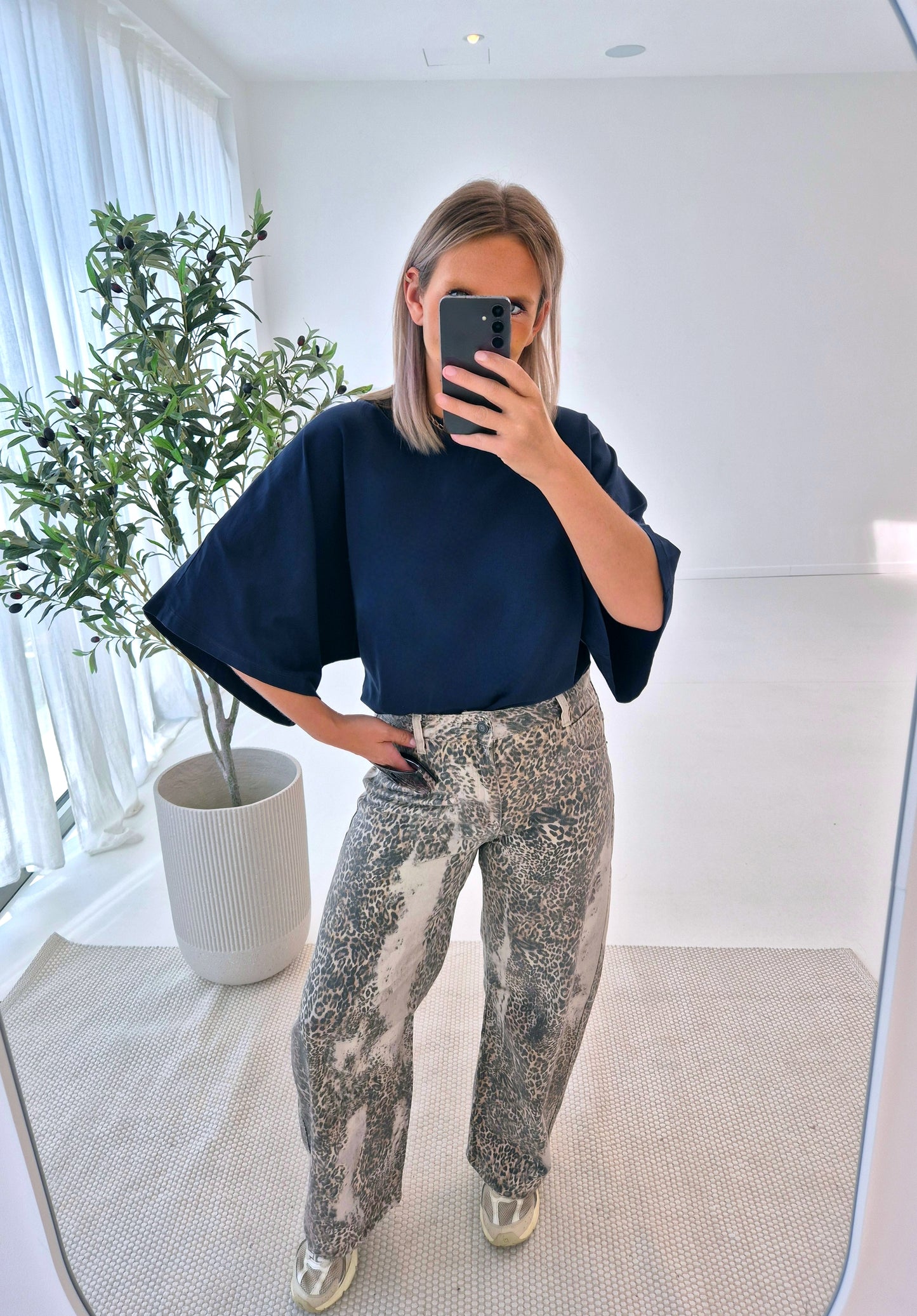 - Noémi Navy Sweatshirt