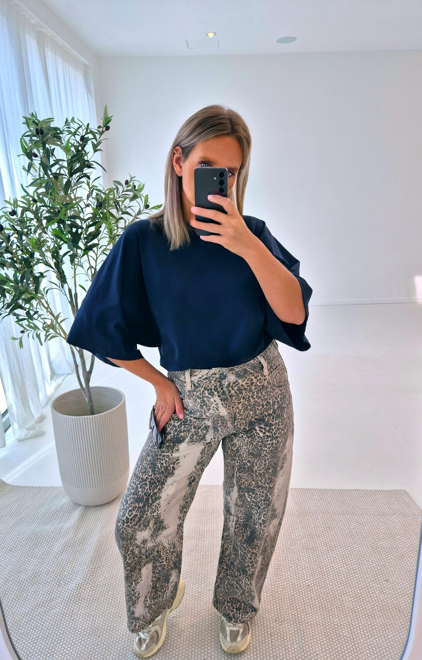- Noémi Navy Sweatshirt