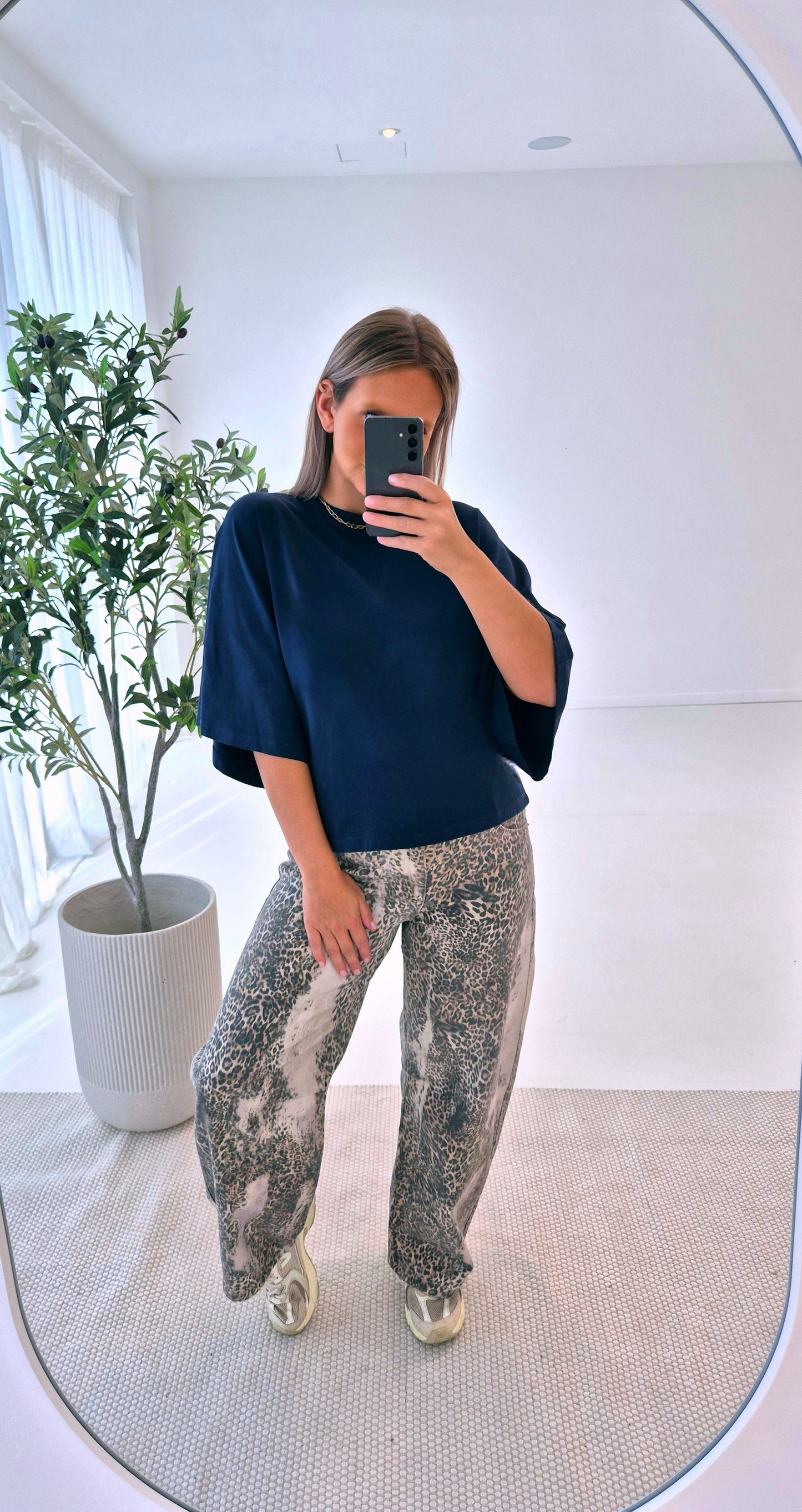 - Noémi Navy Sweatshirt