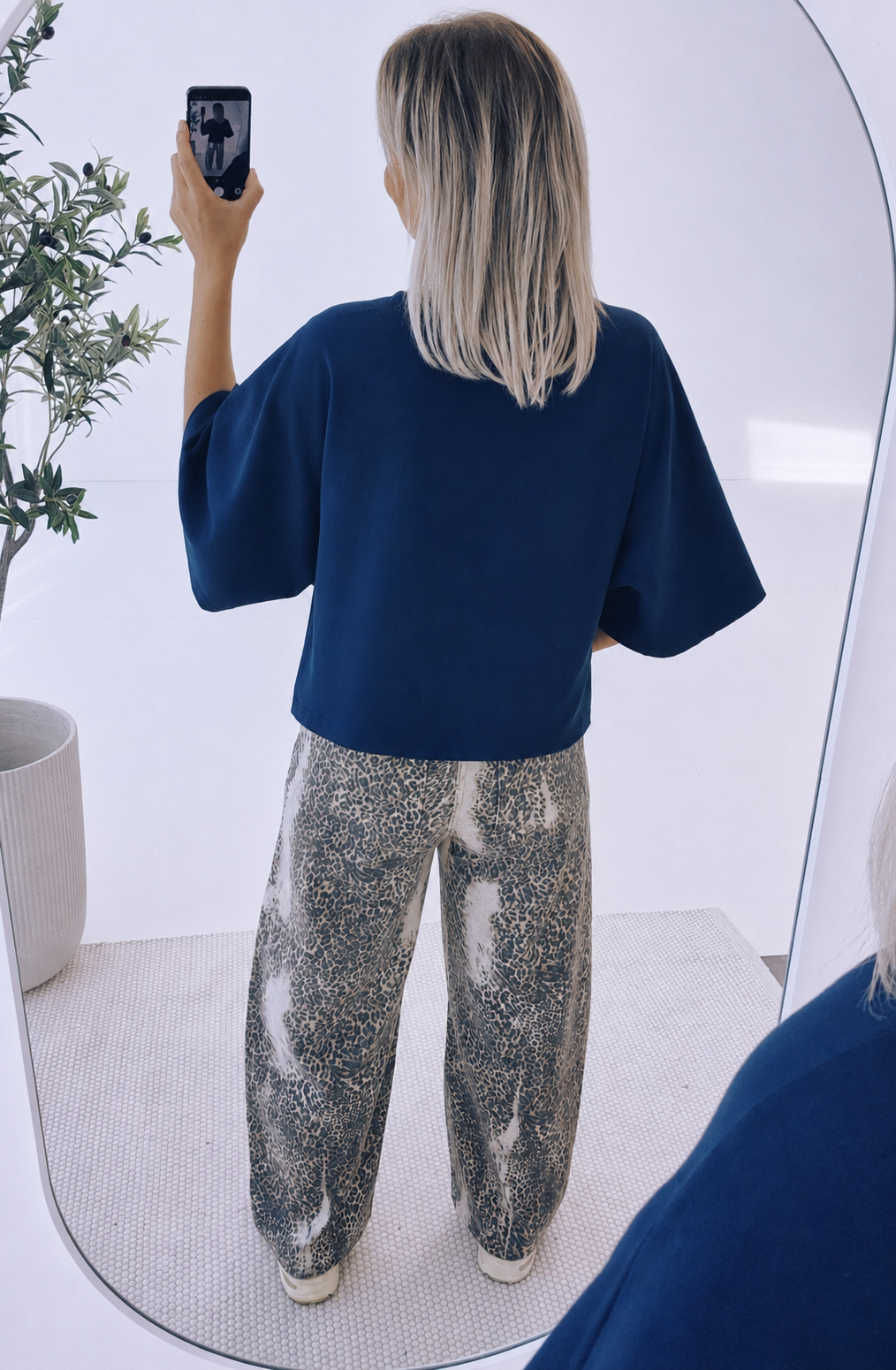 - Noémi Navy Sweatshirt